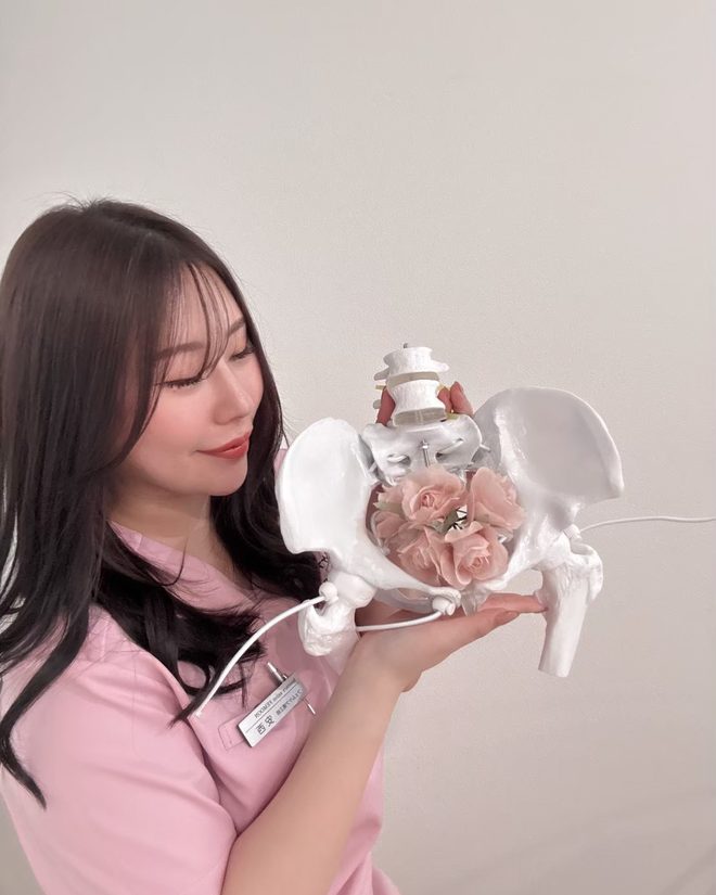 骨盤模型で説明するようす